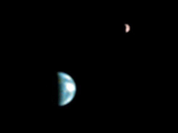 17. Dünya'nın Mars'tan çekilen ilk fotoğrafı, 8 Mayıs 2003, Mars Orbiter Camera
