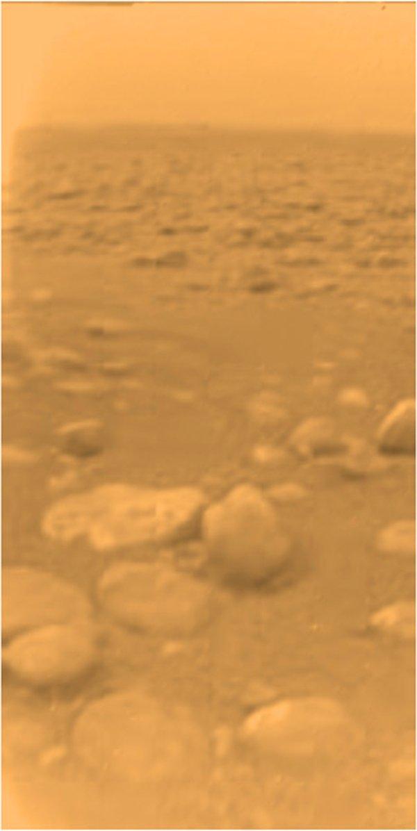 18. Titan'ın ilk yüzey fotoğrafı, 14 Ocak 2005, Cassini