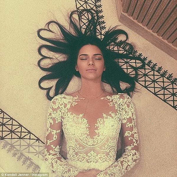 Amerika'dan bir örnek. Kendall Jenner'ın bu akımdan önce çektiği ve Instagram'da en çok beğeni alan fotoğrafı.
