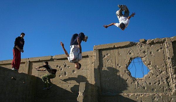 6. Gazze'de kaykay pratiği yapan gençler