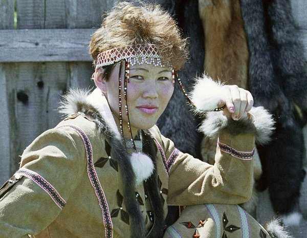 Bölgedeki yerli halklardan birisi olan Evenk'ler ve geleneksel kıyafetiyle bir Evenk kadını.