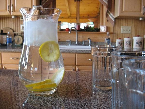 4. Artislik şart tabii; ama normalde de suyu böyle içtiğini sanmaları için sen en iyisi içi böyle limon dilimleriyle dolu bir sürahi de suyu hazır et