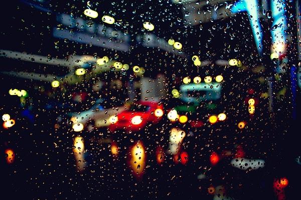 11. Yağmur yağdığında trafiğin tıkanmasını sorun etmezsiniz, çünkü etrafta telaşla koşuşan insanları ve sürekli çalışan silecekleri seyretmek size yeter de artar bile.
