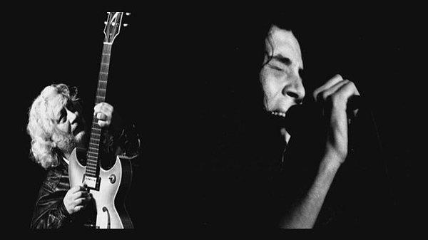 Ayrıca  Erkan Oğur’la birlikte oluşturdukları perdesiz gitar performansının da yer aldığı "Dünya" isimli enstrümantal şarkı, Sinan Çetin’in yönettiği Propaganda filminde kullanıldı.