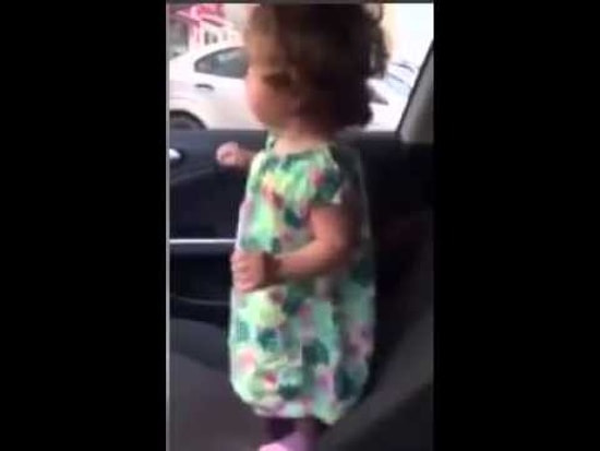 Kemençe Sesi Duyduğu An Ağlamayı Bırakıp Horon Tepen Sevimli Kız