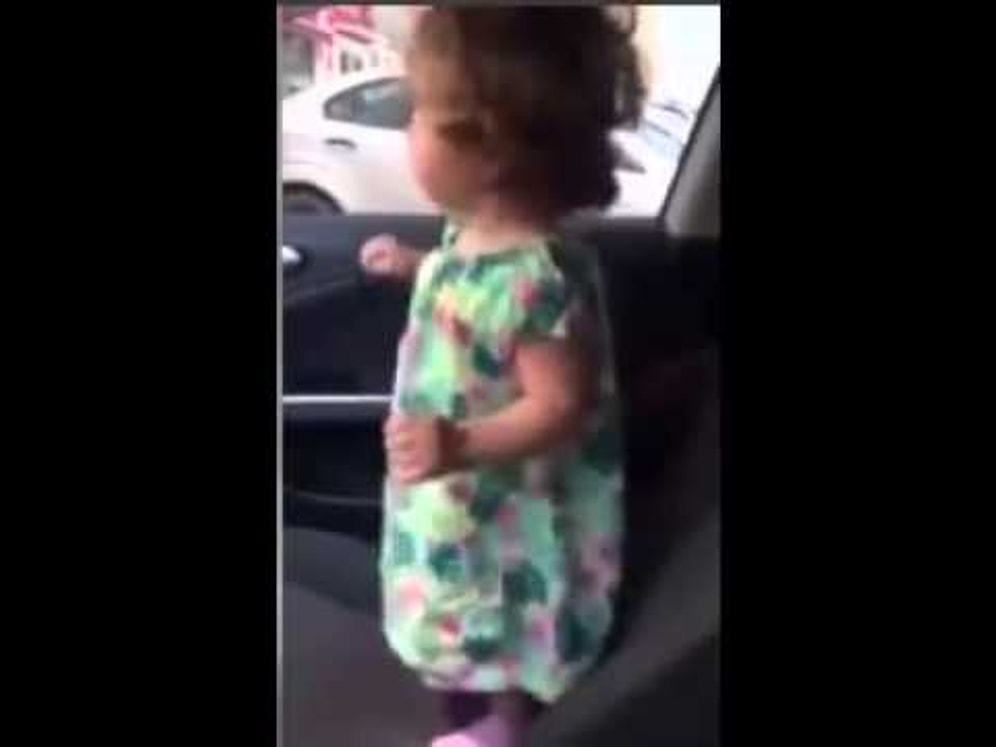 Kemençe Sesi Duyduğu An Ağlamayı Bırakıp Horon Tepen Sevimli Kız