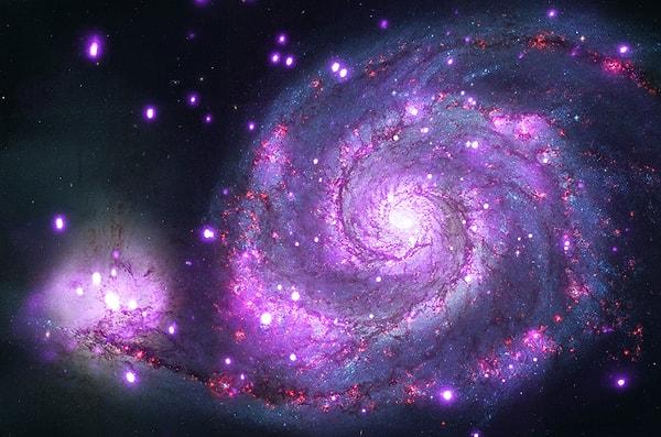25. Işığın emildiği 200.000'den fazla galaksi evreni bej rengi tonlarında yapmaktadır. Bilim adamları bu rengi "kozmik latte" olarak tanımlar.