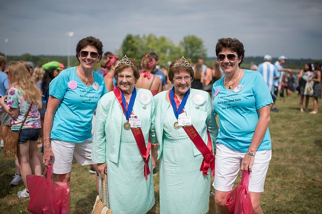 11. Dorris Fejka, Charlotte ve Rose Italiano, Donna Saxman