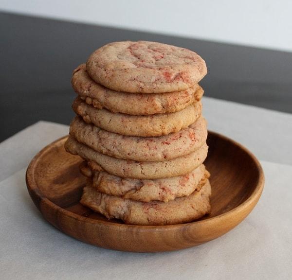 6. Peki ya mis gibi çilek kokulu kurabiyeler yapıp baharı mutfağa yeniden getirseniz?