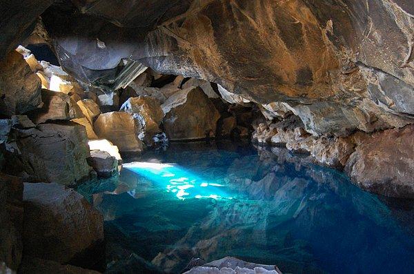 8. Myvatn Mağara Gölü, İzlanda