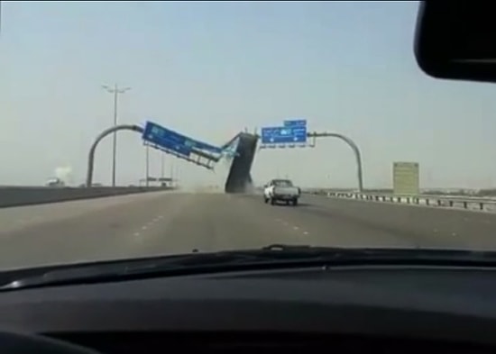 Açık Damperle Yolda İlerleyip Tabelaya Beşlik Çakmak