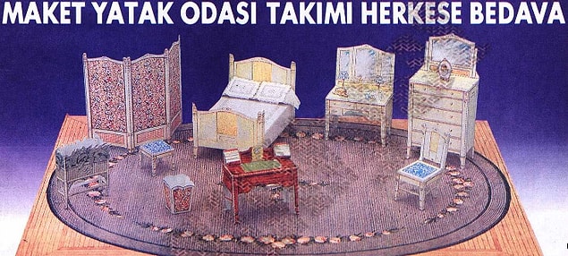 5. Sonra çocuk sıkılmaya başlar ve baba bulmacayı çözerken çocuk gazetenin verdiği kağıt maketle uğraşmaya koyulur.