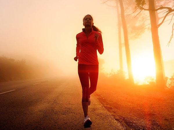 2. Sabah erken saatlerde yapacağınız 20-30 dakikalık kısa bir yürüyüş ihtiyacınız olan enerjiyi toplamanızı sağlar.