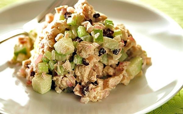 1. Hem tatlı hem tuzlu lezzetleri tek bir çatalda toplamak isterseniz: Yeşil Elmalı Tavuk Salatası