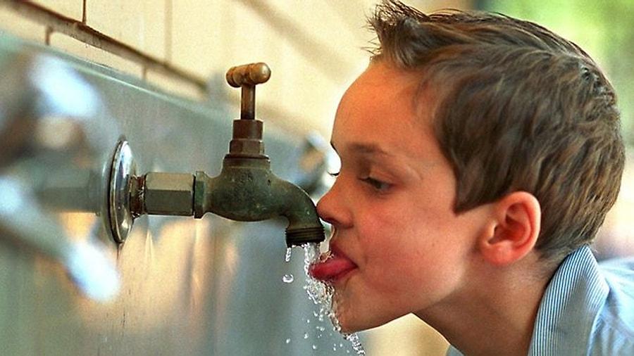 Почему нельзя пить из крана. Пьет из крана. Человек пьет воду из под крана. Ребенок пьет воду из под крана. Пацан пьет воду.