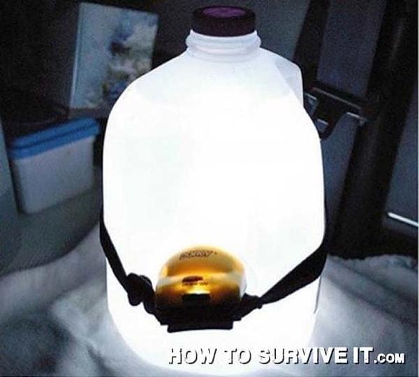 11. Plastik şişenin arkasına fener koyarsanız oldukça aydınlık ışık veren bir gece lambanız olur.