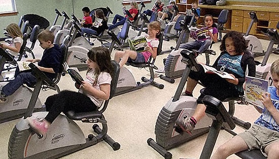 Sınıfta Hem Kitap Okuyor Hem De Pedal Çeviriyorlar