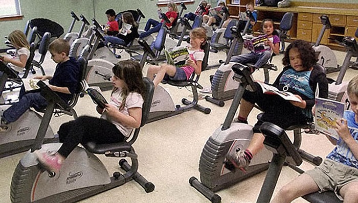 Sınıfta Hem Kitap Okuyor Hem De Pedal Çeviriyorlar