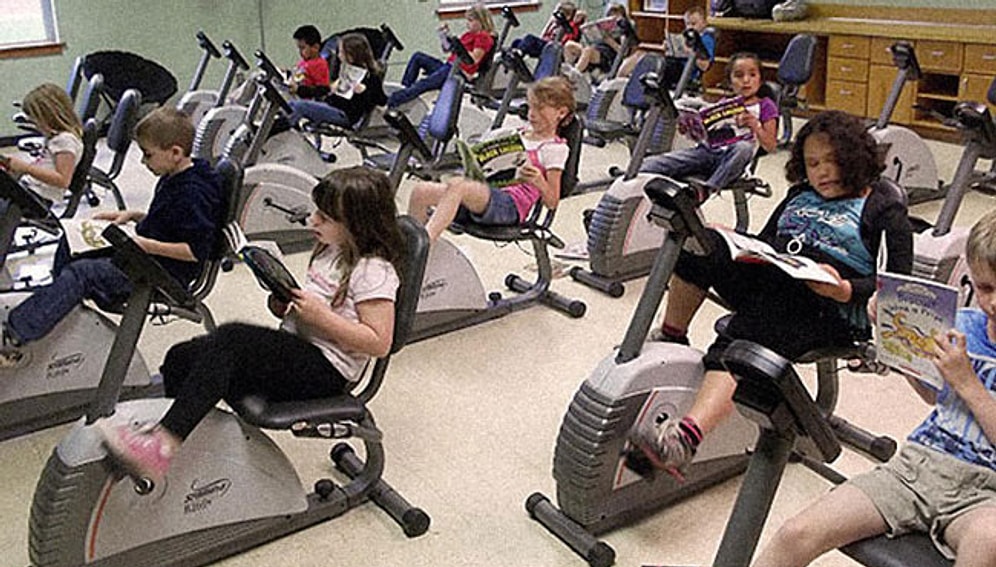 Sınıfta Hem Kitap Okuyor Hem De Pedal Çeviriyorlar