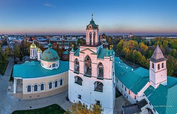 Spaso Preobrajenskiy Manastırı şehrin en eski yapısı olmasına rağmen halen ilk günkü güzelliğini koruyanlardan.