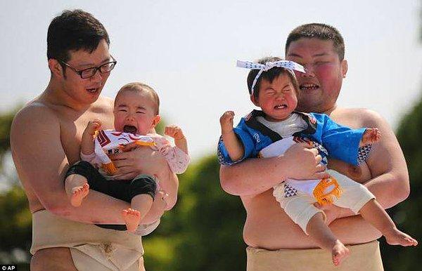 400 yıllık bu yarışma, her yıl ilkbaharda Tokyo'da düzenleniyor. Ellerine bebek verilen öğrenci sumo güreşçilerinin, bebekleri ağlatması gerekiyor ve bu geleneğin, bebeğe iyi sağlık getirdiğine inanılıyor.