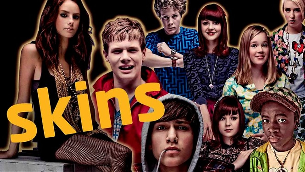 Mean skins. Молокососы Постер. Молокососы сериал Постер. Молокососы обложка. Скинс сериал Постер.