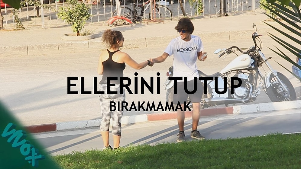 Sokaktaki İnsanlara Adres Sorup Ellerini Tutup Bırakmamak