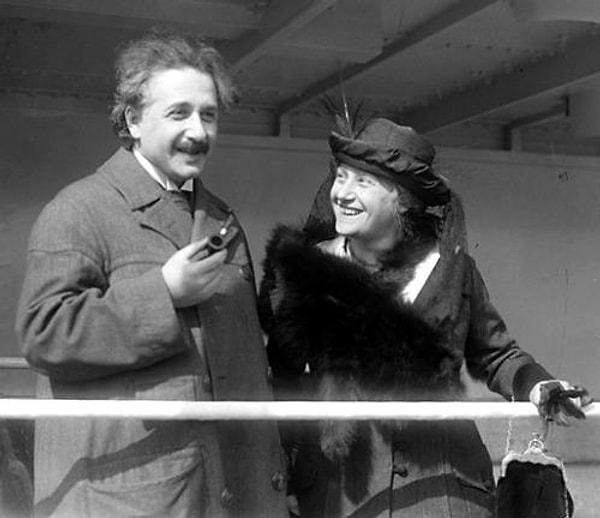 16. Albert Einstein hanımı Elsa ile birlikte, 1920