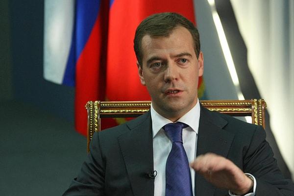 21. 2008-2012 arası Rusya devlet başkanı Dmitry Medvedev 21 yaşındayken.