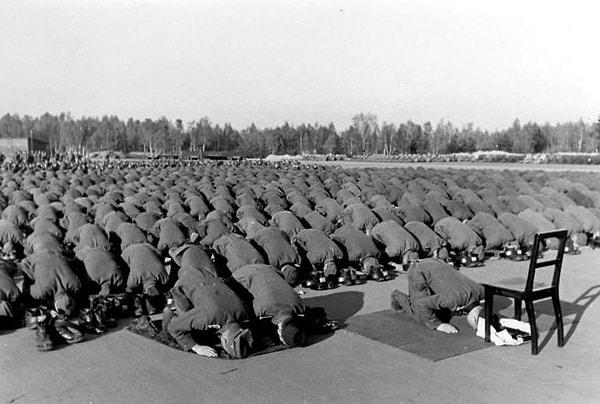 8. Nazi Almanyası için savaşan 13. SS Waffen Dağ Tümeninin Müslüman Boşnak askerleri, II. Dünya Savaşı sırasında namaz kılarken.