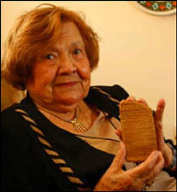 Tableti aynı dönemde bugün 101 yaşında olan Türkiye'nin ilk Sümerologu Muazzez İlmiye Çığ Türkçe'ye çevirdi.