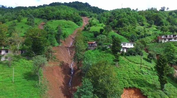 6- Derelerin etrafına yapılan 4-5 metrelik setler felaketi önlemede yetersiz kaldı.