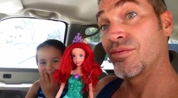 Miki Willis, oğlunun oyuncak mağazasındaki seçiminin bir Ariel Bebek olduğunu Facebook'ta paylaştığı bir video ile tüm dünyaya duyurdu.