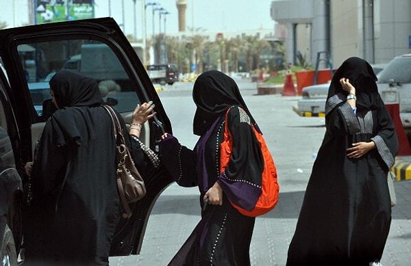 16. Din polisi korkusundan kendi mahallelerinde bile tek başlarına dolaşamayan kadınların Suudi Arabistan sınırları dışına çıkmak için kocalarından ya da babalarından izin almaları gerekiyor.
