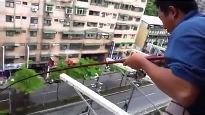 Oltasıyla Balkondan Balık Tutan Tayvanlı Adam