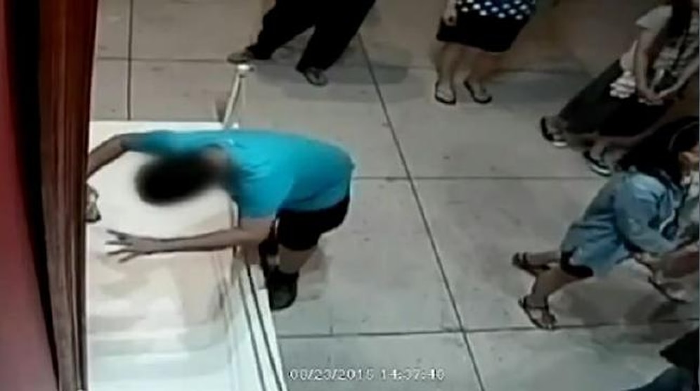 Dengesini Kaybedip Laaps Diye Yanlışlıkla 17. Yüzyıla Delik Açan Çocuk