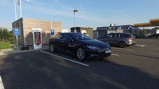 Tesla’nın Elektrikli Aracının Tek Şarjla 728.7 Km Yol Yapması