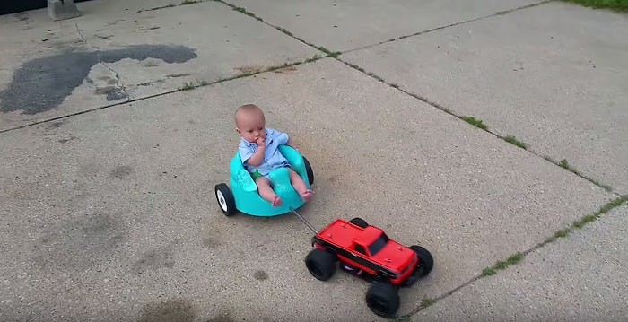 Beyinleri Yakıyoruz: Kumandalı Araba ile Bebek Arabasını Gezdirmek
