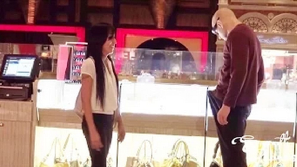 Erekte Halde Dolaşan Yaşlı Adam | Şaka İçerir