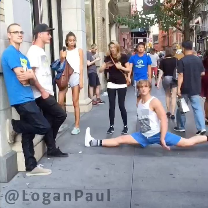 Olur Olmadık Yerde Bacaklarını Açarak İlgi Çekmeye Çalışan Adam