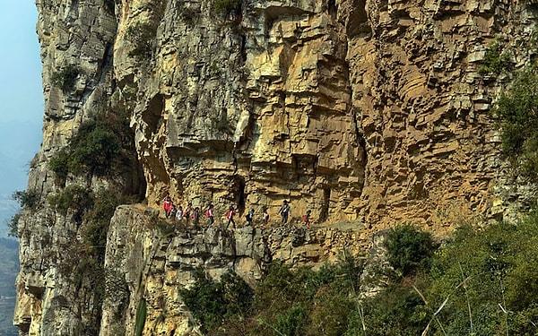 1. Çin, Gulu'daki çocuklar, okula gidebilmek için her gün bu tehlikeli dağlarda 5 saat yolculuk yapıyorlar.