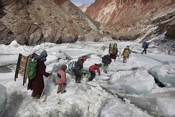 3. Himalayalar üzerinde seyahat eden çocuklar. Zanskar, Hint Himalayalar.