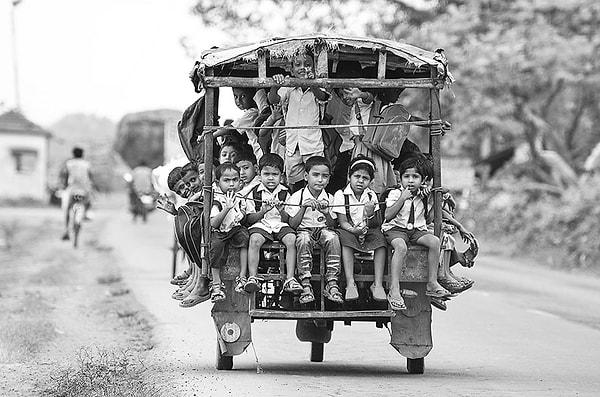 10. Eski püskü bir araçta, sıkış tıkış yolculuk eden öğrenciler. Beldanga, Hindistan.