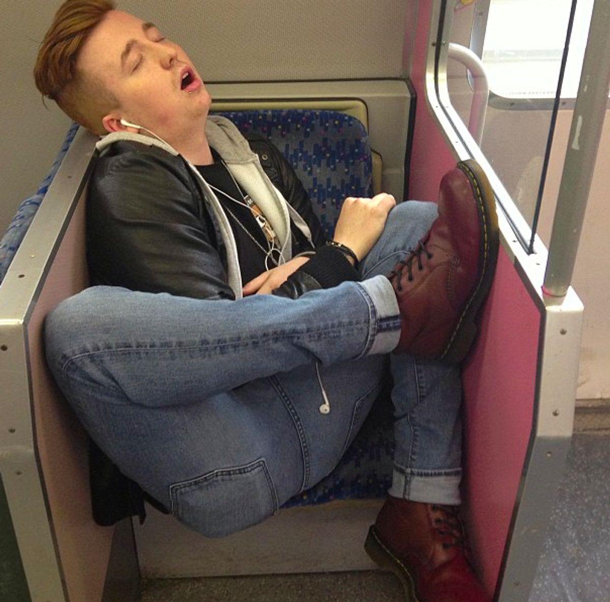 Спящий человек в поезде
