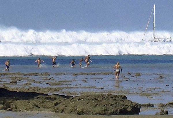 Tsunami kıyılara yol almaya başladı