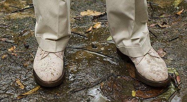 10. Açık renk süet ayakkabılarını giydiğin gün yağmur yağdığında;