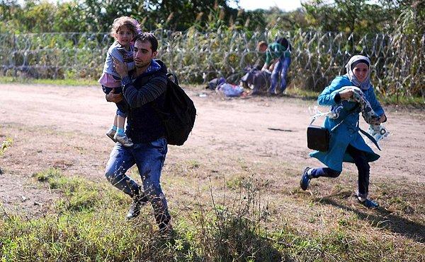 15. Macaristan-Sırbistan sınırını geçmiş bir aile