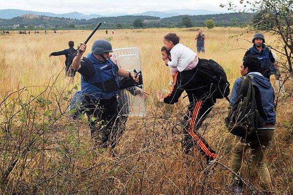 21. Yunanistan-Makedonya sınırında yine bir geçiş mücadelesi.