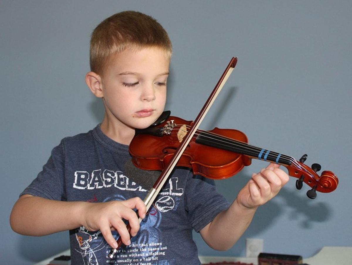 Скрипичный ребенок. Маленький ребенок со скрипкой. Маленький скрипач. Ребенок играющий на скрипке. Скрипка для детей.