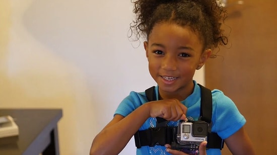 İlk Okul Günü Deneyimini Göğsüne Bağladığı GoPro ile Kaydeden Küçük Kız